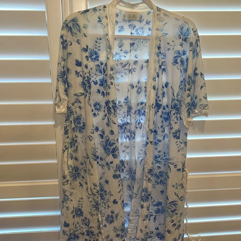 Lucie Ann Vintage robe size small